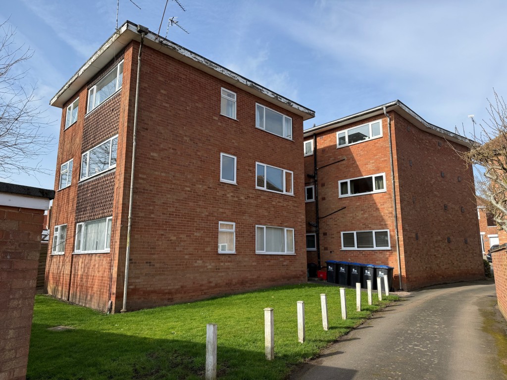 Lot: 3 - FREEHOLD GROUND RENT INVESTMENT - Rear elevation from garage driveway